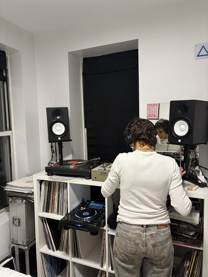 Student practicing on turntables in a Long Blend lesson