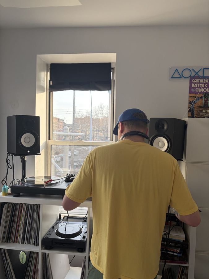 Student practicing on turntables in a Long Blend lesson