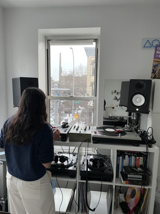 Student practicing on turntables in a Long Blend lesson